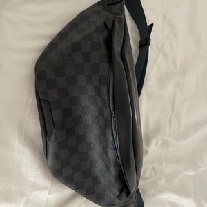 Louis vuttion discovery bum bag in ebene print black and grey